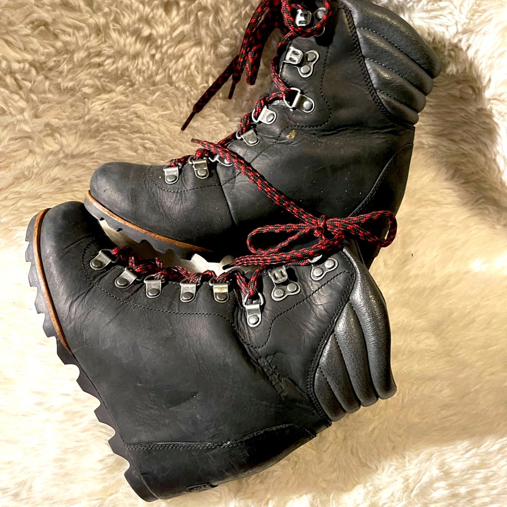 Pre Owned. Like new.  Sorel Black Conquest Wedge Booties. SZ-7 no box